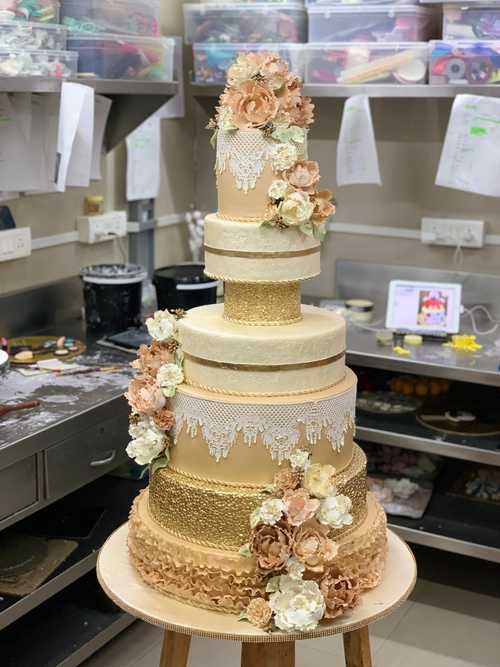 gold-floral-luxury-collection-cake