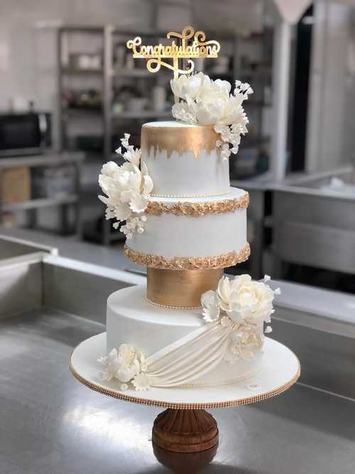 Floral-Cake-Golden-And-White