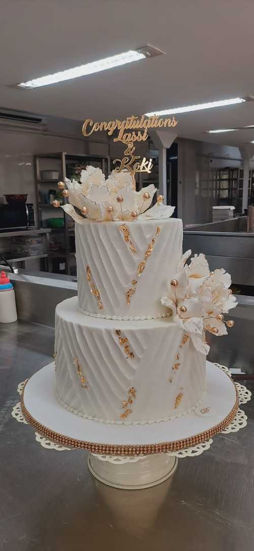 Floral-Cake-Golden-And-White